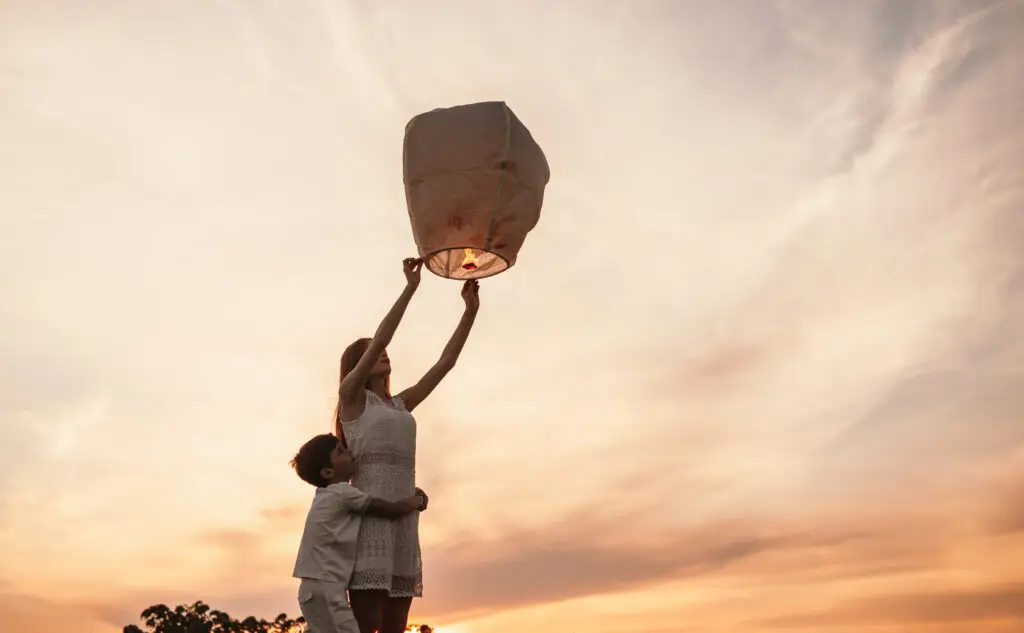 Mini Heißluftballon in die Luft lassen