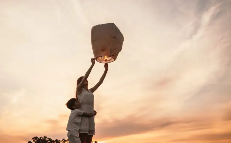 Mini Heißluftballon in die Luft lassen