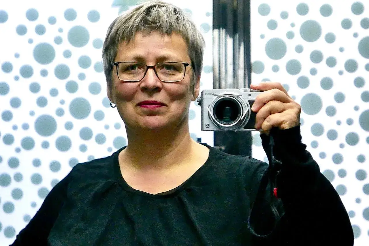 Frau mit Kamera in der Hand