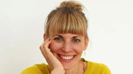 Frau mit lächeln und weißen Hintergrund