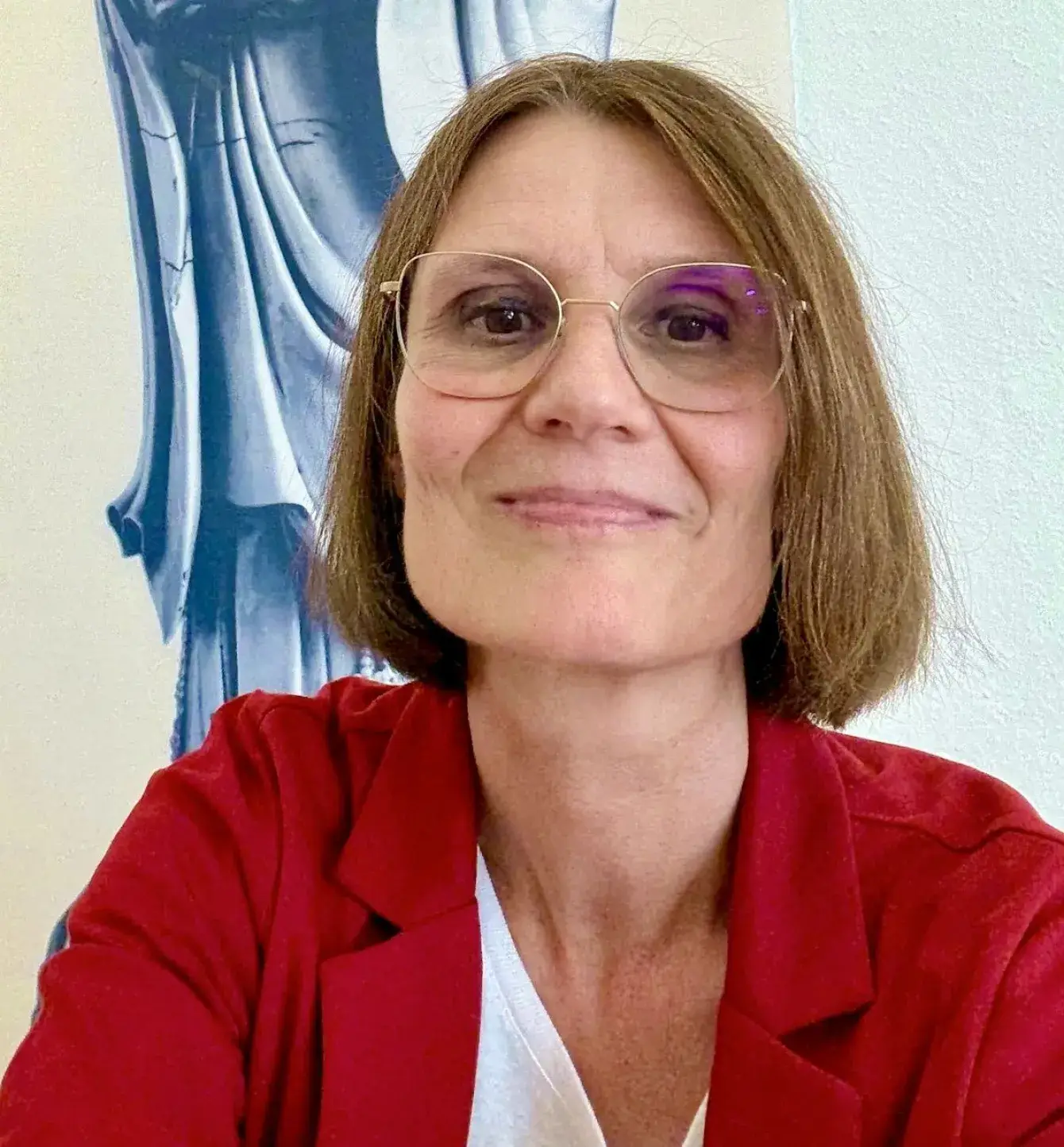 Glückliche Dame mit Roter Bluse