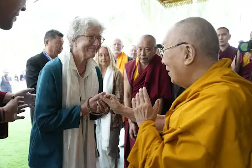 Begegnung und Begrüßung in buddhistischem Umfeld.