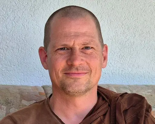 Glücklicher Man mit neutralem Hintergrund