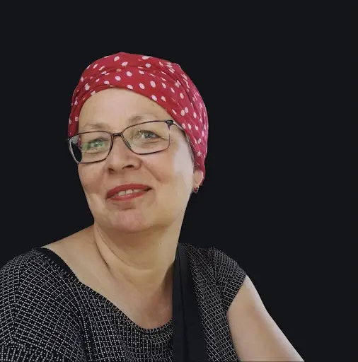 Frau mit roter Haarbedeckung und Brille