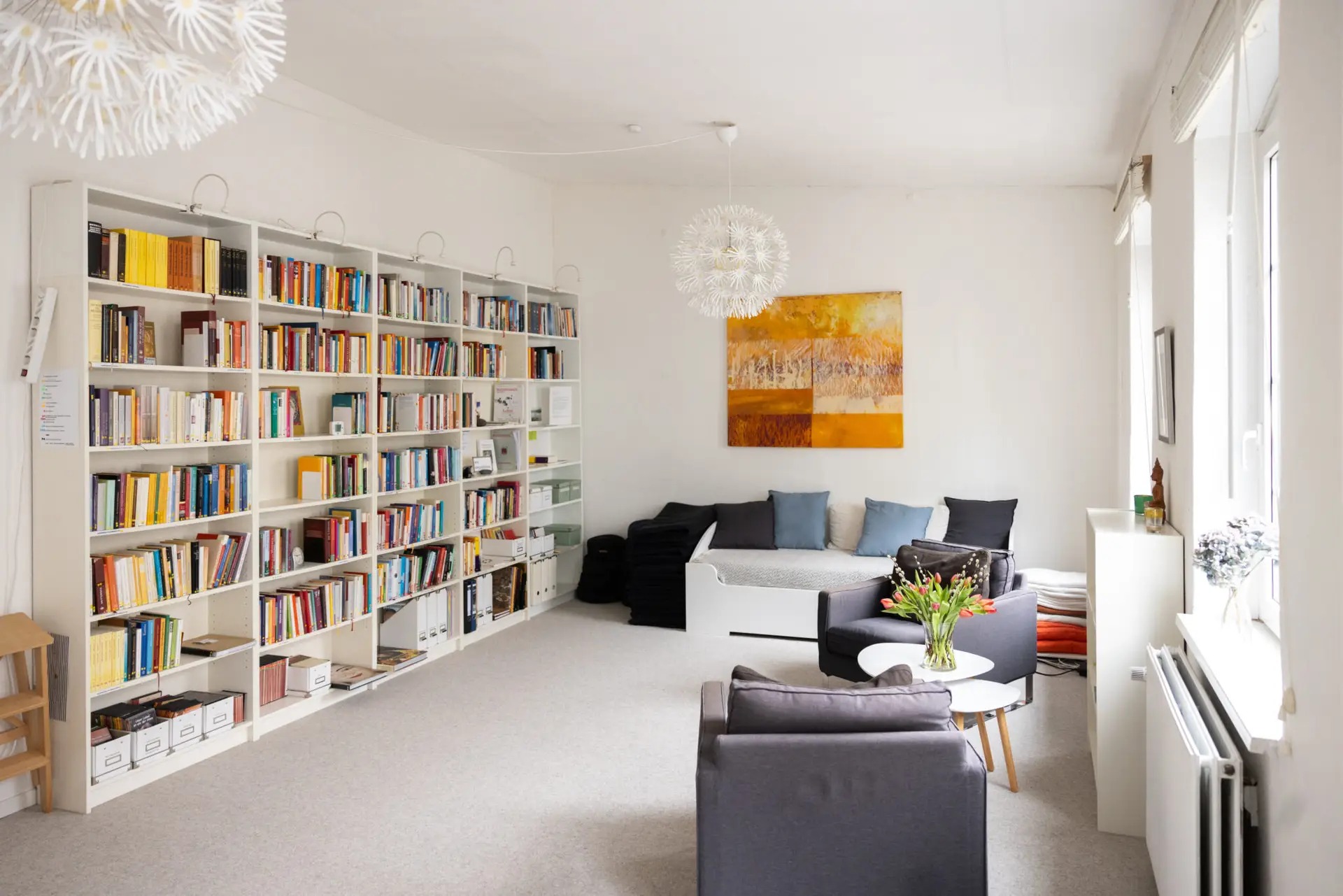 Bequemer heller raum mit vielen Büchern
