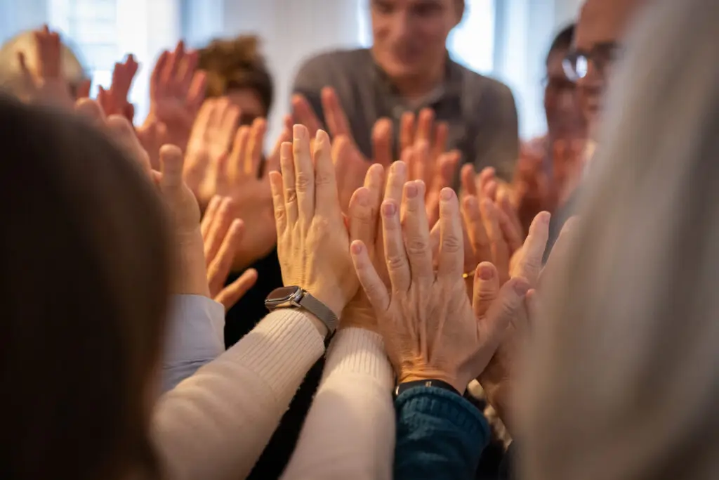Viele Hände treffen sich in gemeinsamer Geste.