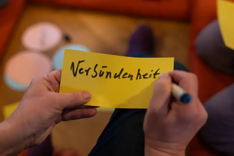 Gelbes Blatt mit der Aufschrift Versündenheit