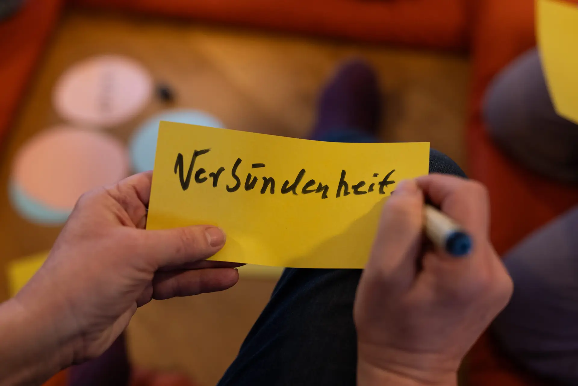 Gelbes Blatt mit der Aufschrift Versündenheit