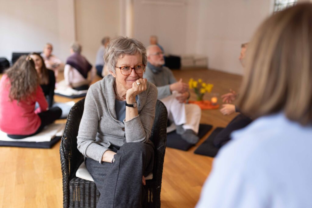 Frau im Gespräch während eines Seminars.