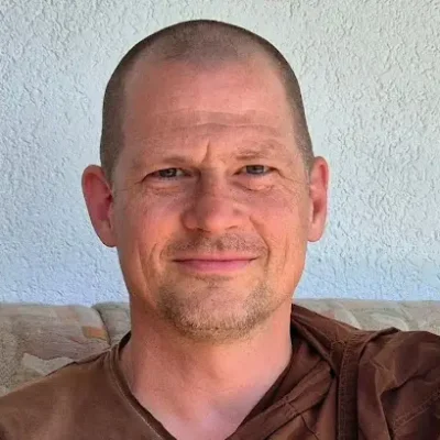 Glücklicher Man mit neutralem Hintergrund